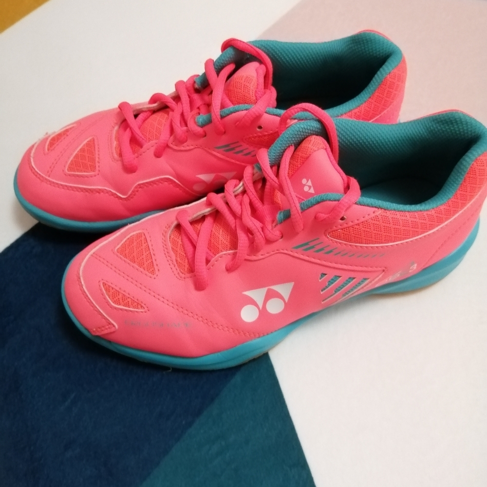 Badminton shoes